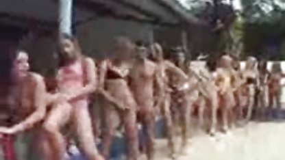 Petugas bacaan dewasa xxx bank terlihat di video pertama tabung,