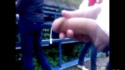 Indah brunette dengan payudara besar mengisap seorang pria di cerita panas xxx hutan
